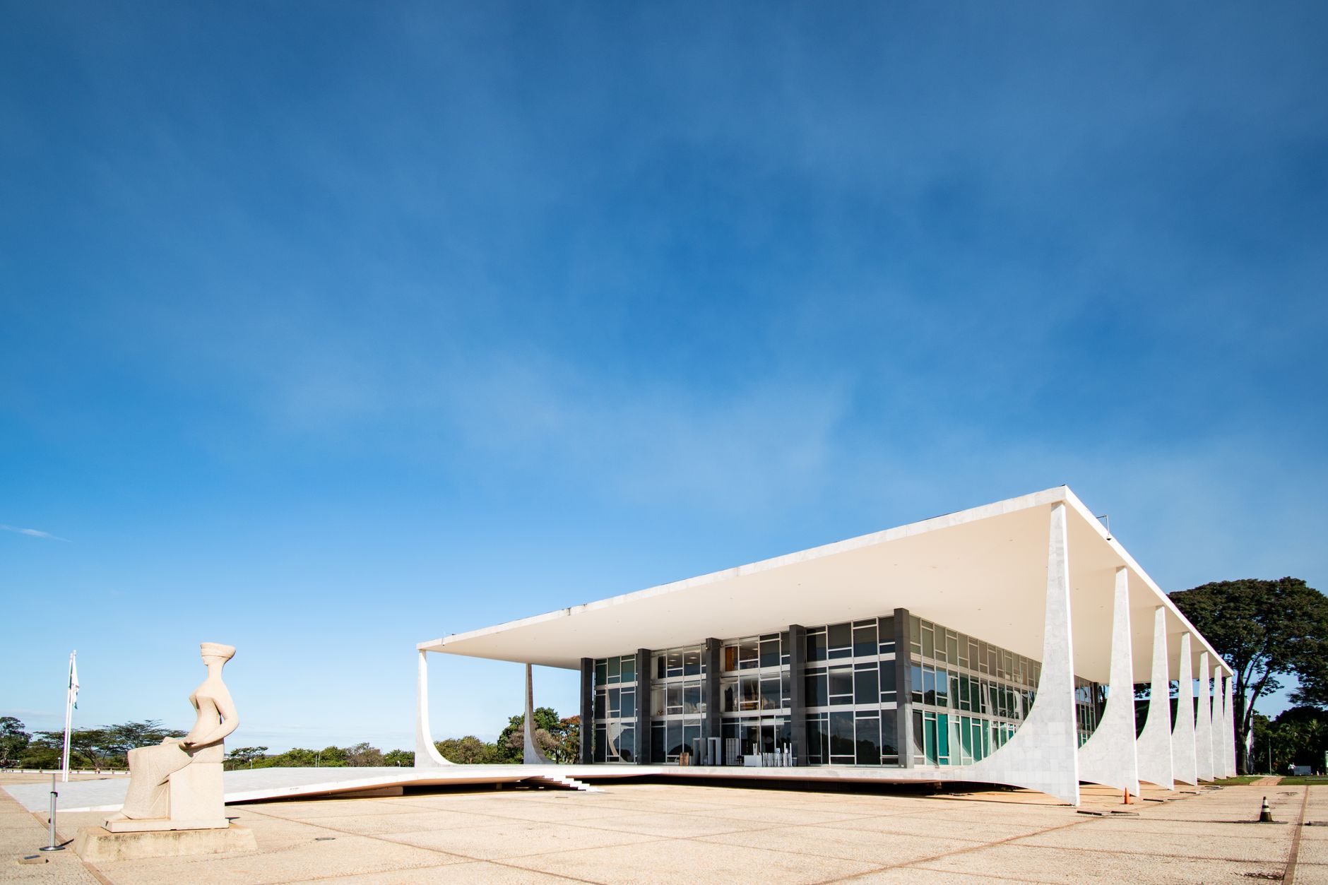 Modernist architecture of Supreme Federal Court, Brasília under clear blue skies.